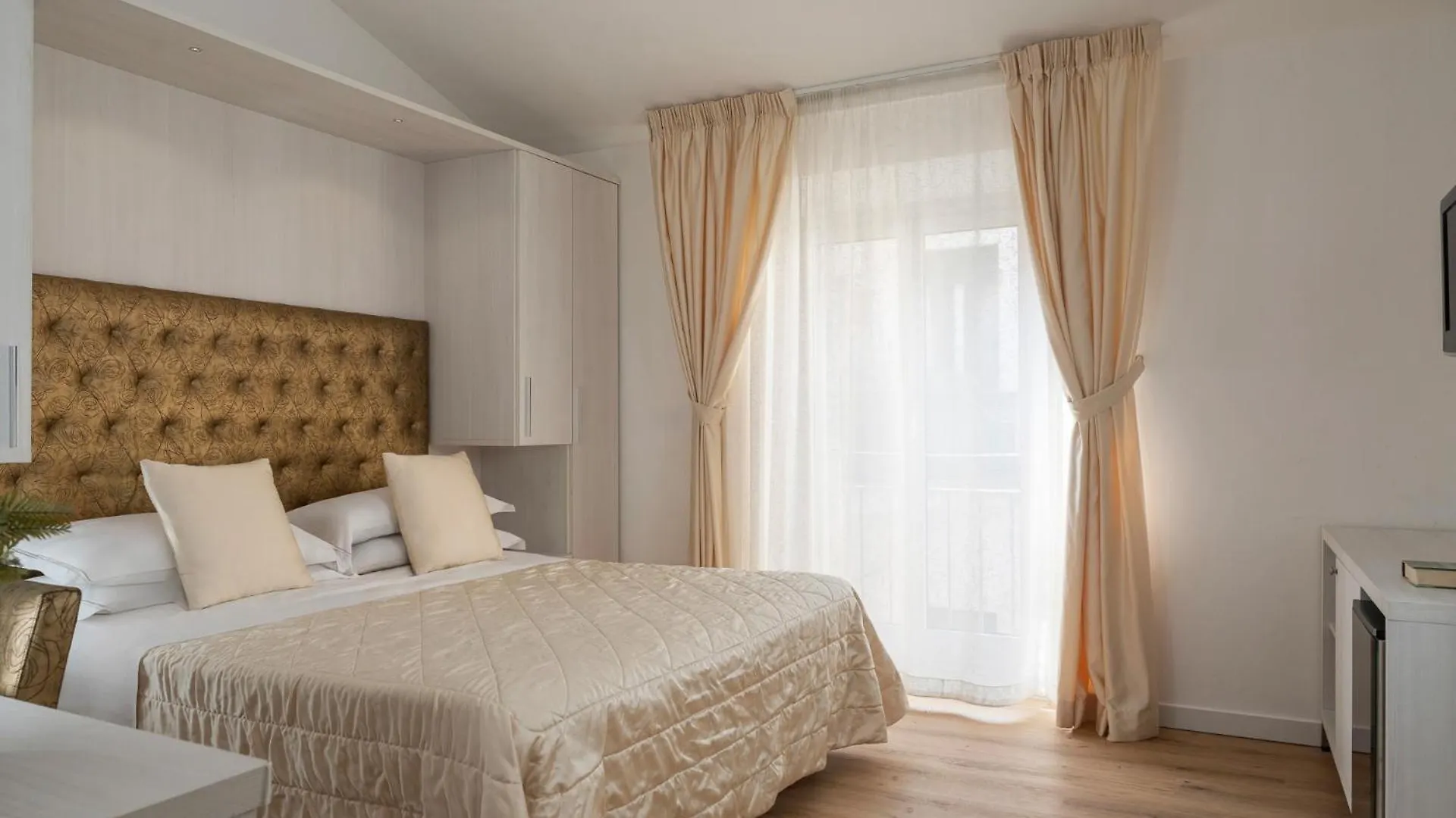 **** Hotel Albergo Rossini 1936 - Small & Charming Bologna Italy
